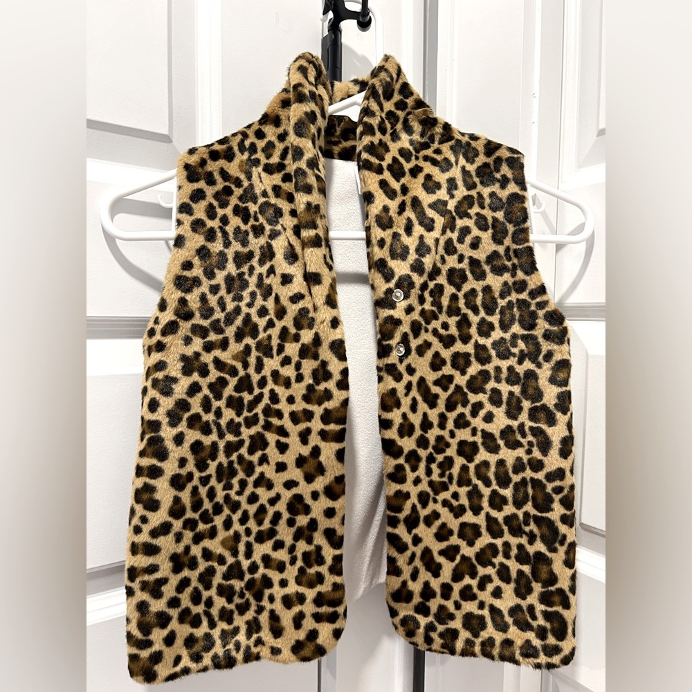 Gap toddler girls leopard print vest faux fur with fleece lining. Size 7. EUC